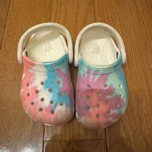 Toddler tie dye crocs - size 5